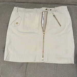 Women’s J Crew skirt Size 6 in cream.